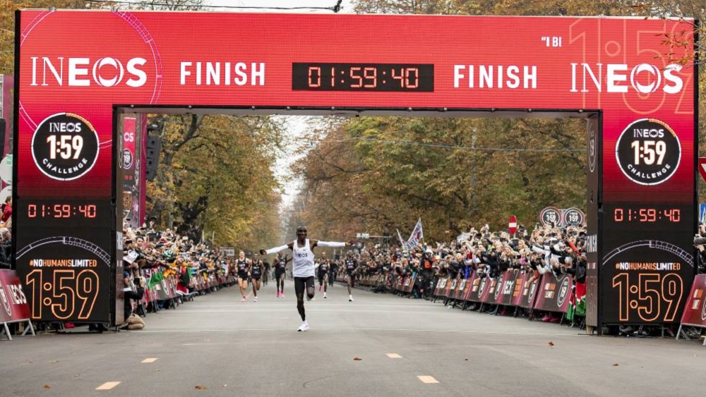  El keniano Eliud Eliud Kipchoge es el primer atleta que baja de las dos horas en un maratón: 1h 59m 40s