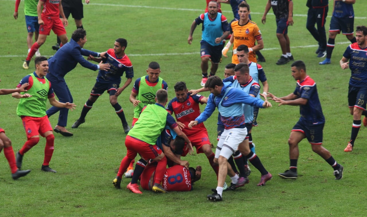  Ocho expulsados dejó batalla campal entre futbolistas en el estadio El Trébol de la ciudad de Guatemala (video)