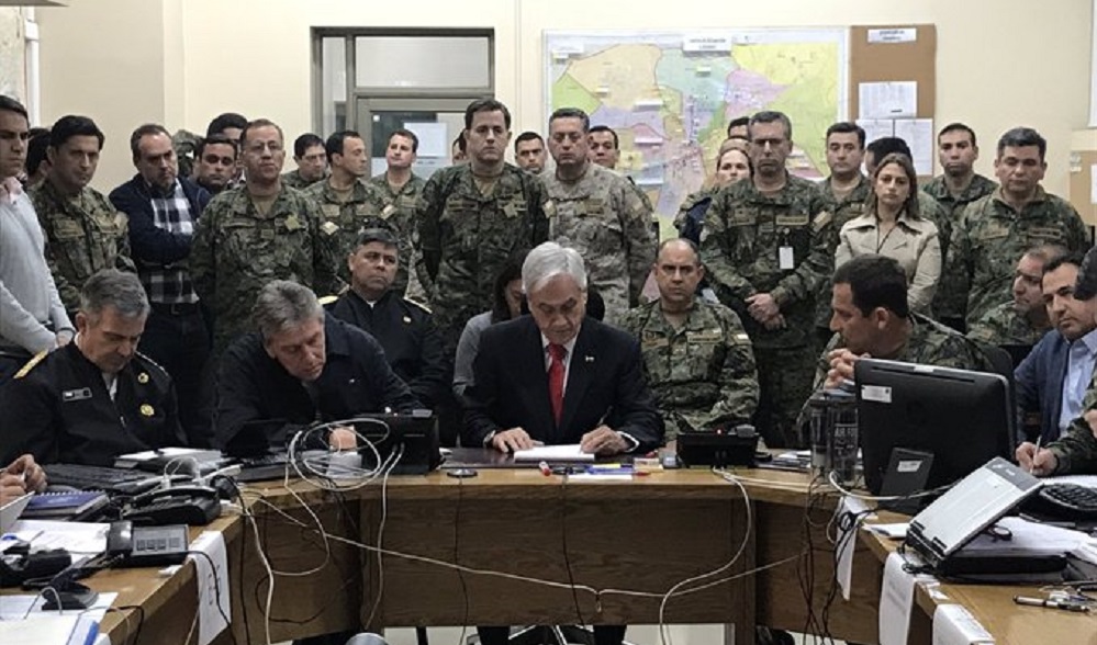 Sebastián Piñera afirma que el país está en «guerra» y líderes políticos de la oposición le responden