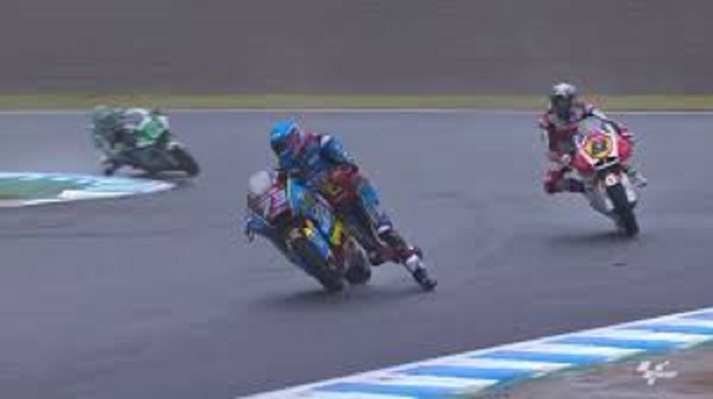  Piloto español de Moto2 desafía la gravedad para evitar un accidente (video)