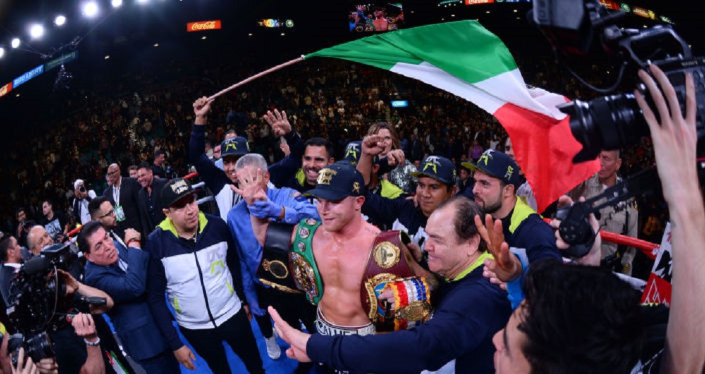  «Canelo» hace historia: Al ganar al ruso se convirtió en el cuarto boxeador mexicano en obtener títulos en cuatro categorías diferentes (video)