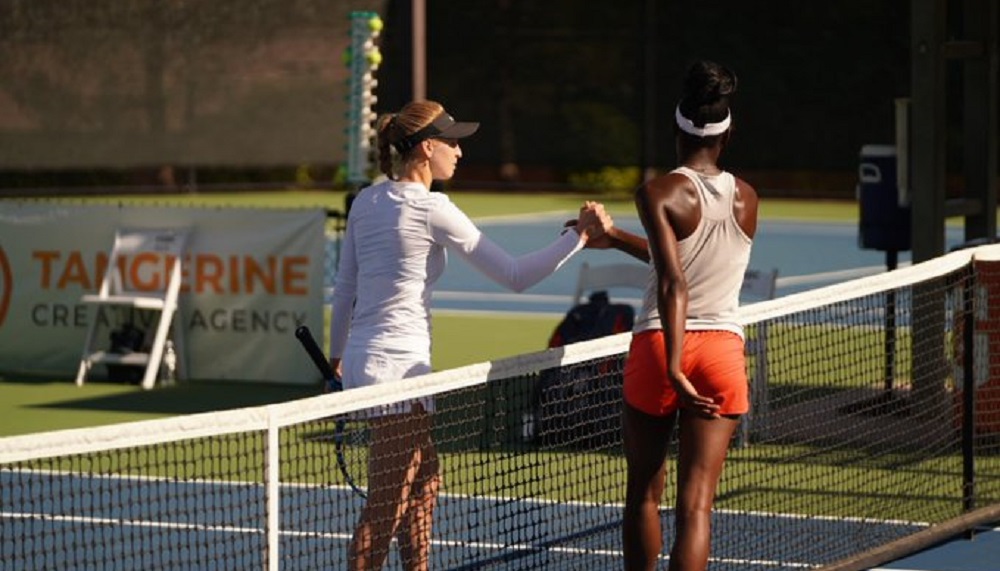  Insólito: Dos jugadoras de tenis se entrelazan a golpes en plena cancha 