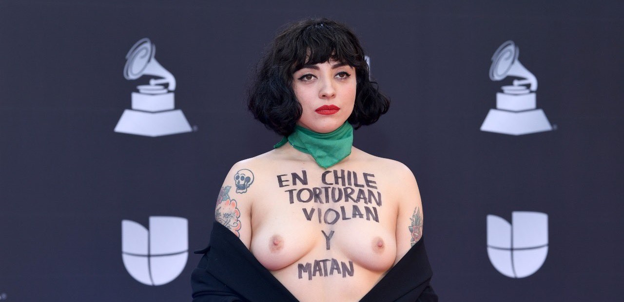  Grammy Latino 2019: Mon Laferte muestra los pechos para protestar contra la violencia en Chile
