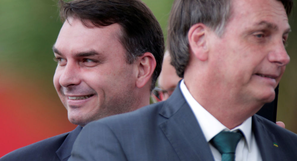  Bolsonaro ofende a periodistas que le preguntaban por escándalo de corrupción de su hijo