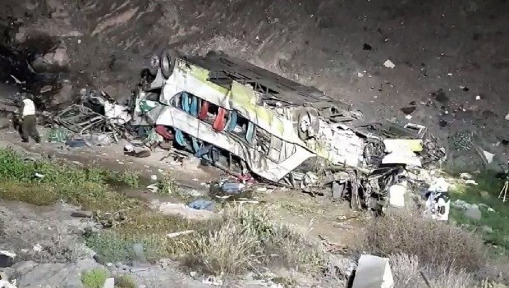  Veinte personas perdieron al vida al precipitarse al vacío un autobús entre las ciudades de Taltal y Antofagasta (video)