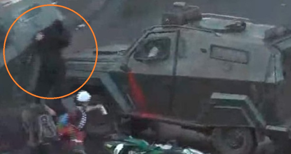  Brutalidad Policial | Carabineros hacen encerrona a manifestante con tanquetas lanzagases y lo atropellan (video)