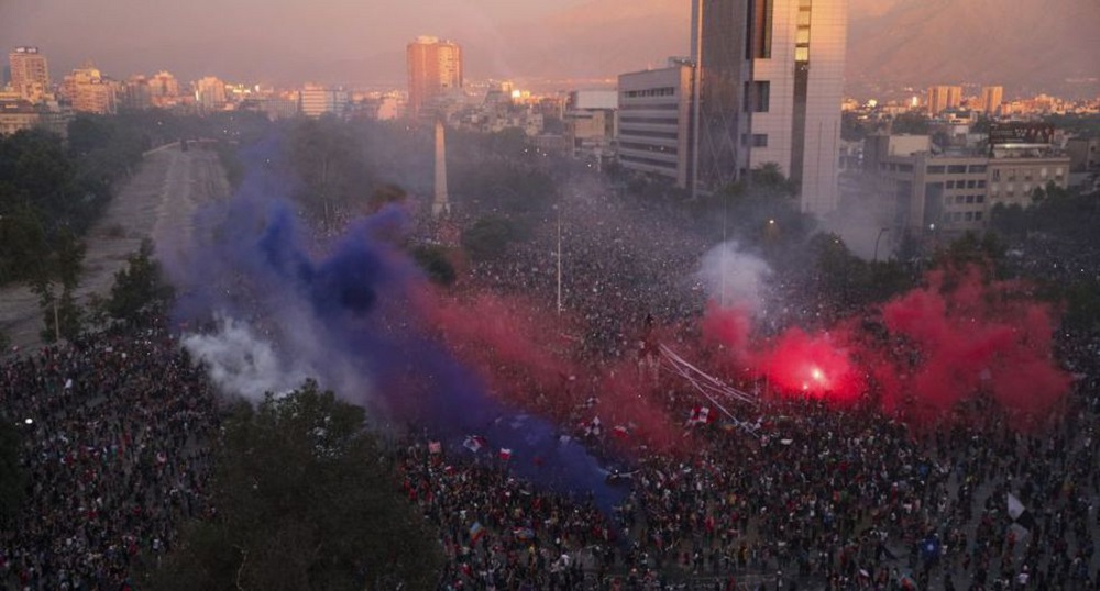  Enfrentando las amenazas y la intimidación decenas de miles de ciudadanos ocuparon Plaza Dignidad contra la represión