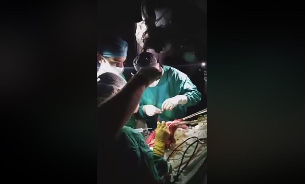  Dramáticas imágenes de equipos de salud intentando terminar cirugías bajo linternas de celulares en el Hospital Barros Luco