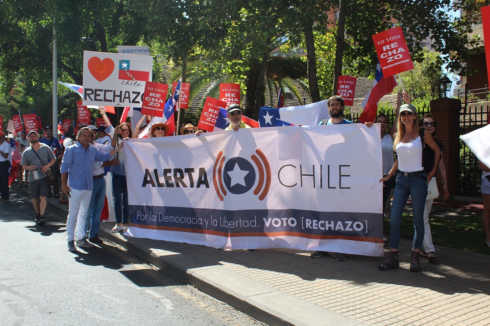  Según la organización Alerta Chile más de 500 personas participaron este sábado de la Caminata por el Rechazo