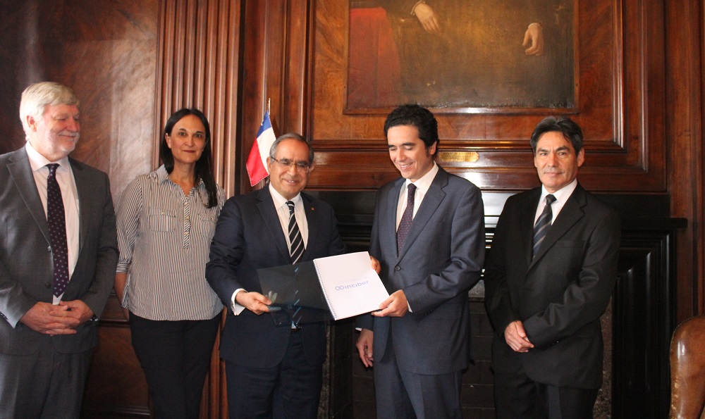  Senador Pugh entrega a ministro de Hacienda propuesta para instalar Inciber en Valparaíso