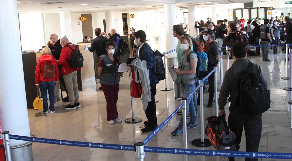  COVID-19 | Desde hoy los pasajeros que lleguen al país deben realizar una Declaración Jurada en el Aeropuerto de Santiago
