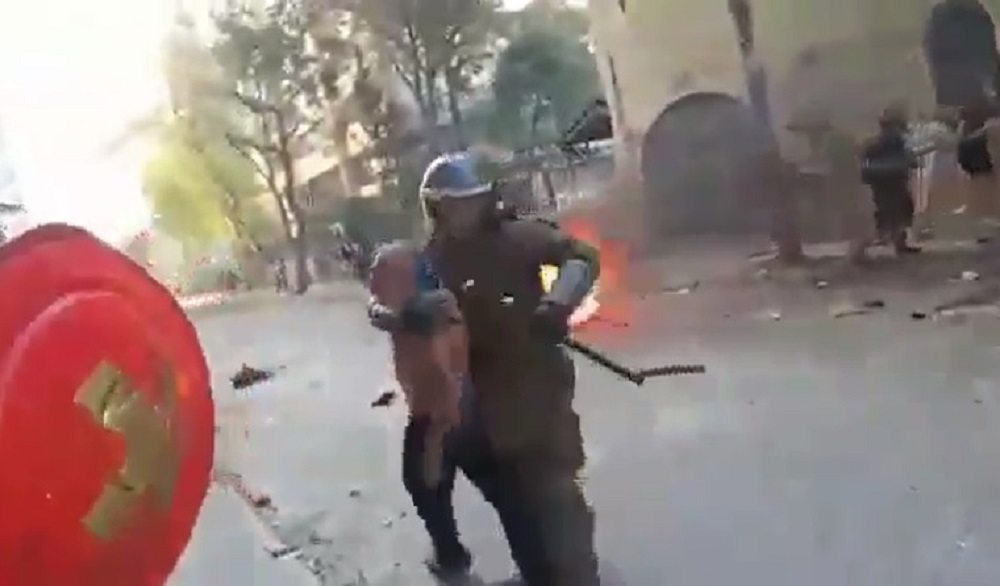  Fuertes imágenes: Anciano fue brutalmente golpeado por integrantes de FFEE de Carabineros [Video]