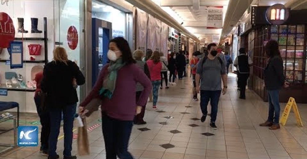 Cientos de personas del barrio alto de Santiago acudieron al mall que reabrió en medio de la pandemia