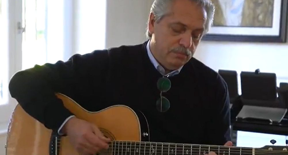  El emotivo mensaje de Alberto Fernández con guitarra en mano para los adolescentes | Video