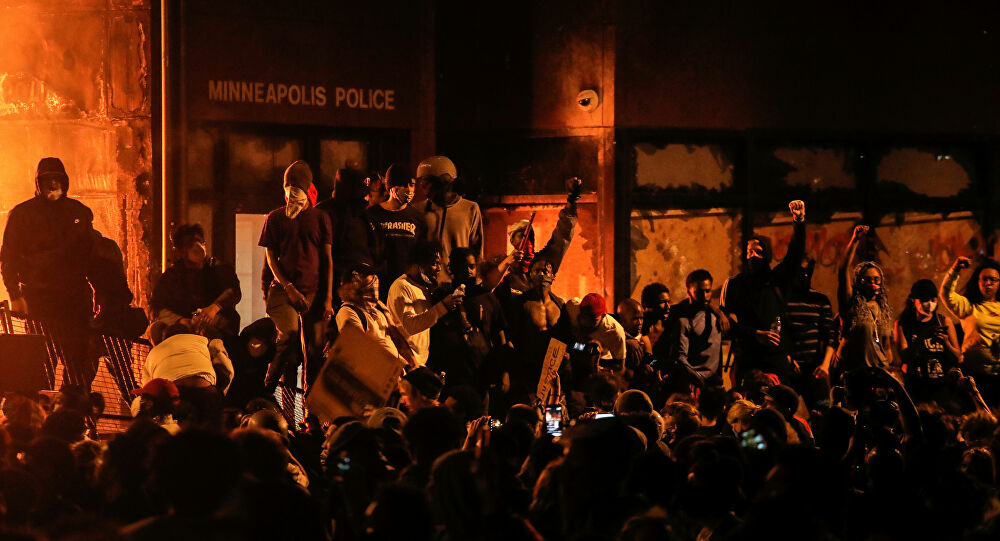  Columnista de Forbes explica las razones detrás de las violentas protestas en EEUU