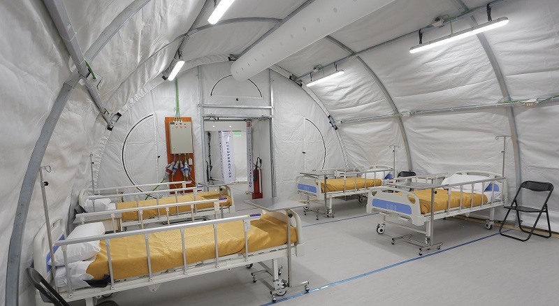 Sebastián Piñera junto con autoridades de salud inspeccionó nuevo hospital modular Sótero del Río