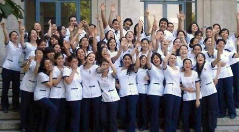 Infografías en lengua de señas y recursos para escudos faciales: los esfuerzos de las y los egresados de Enfermería de la U. de Chile para combatir la pandemia