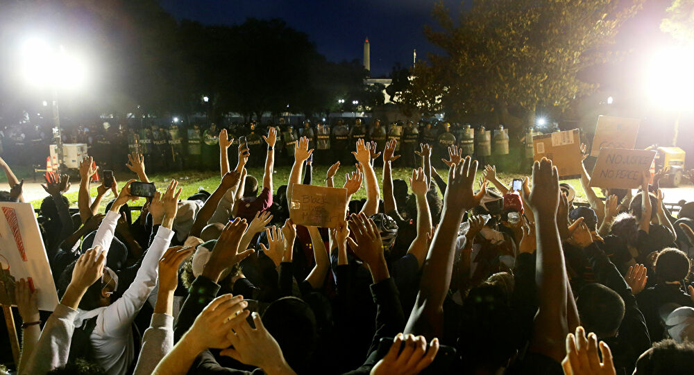 Alcaldesa de Washington impone toque de queda y convoca a Guardia Nacional ante protestas