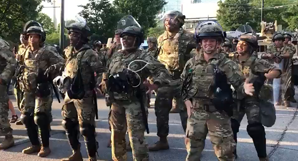  Soldados de EEUU bailan la ‘Macarena’ para ganarse el favor de los manifestantes | Video