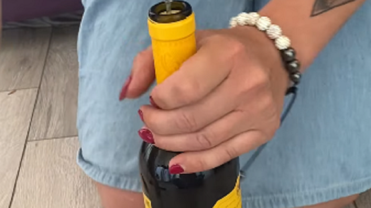  ¿Cómo abrir una botella de vino sin sacacorchos? Esta mujer lo sabe