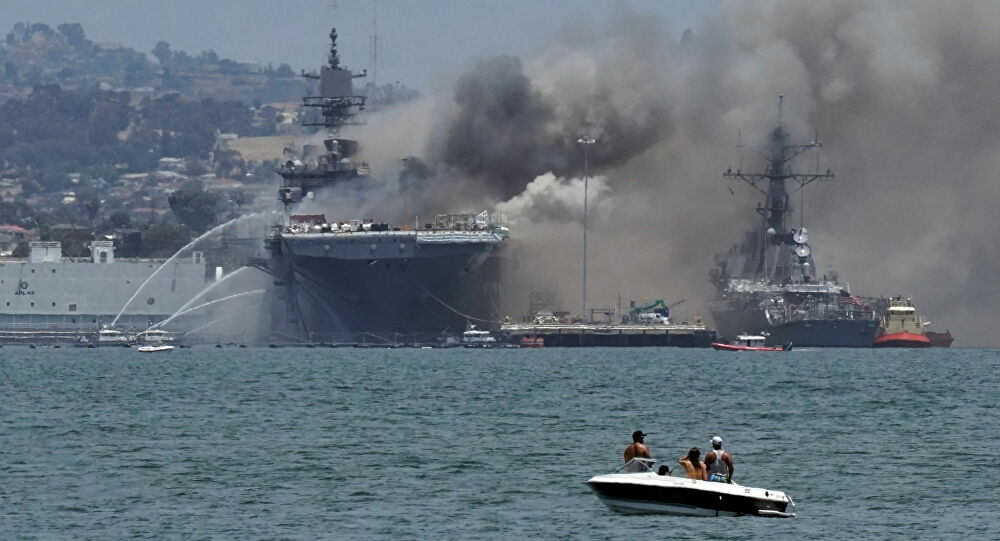  Los bomberos luchan contra el fuego a bordo de un portaviones de EEUU | Fotos, video