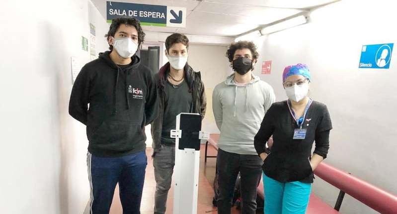  Universidad de Chile creó robot que promueve la teleasistencia en pacientes aislados