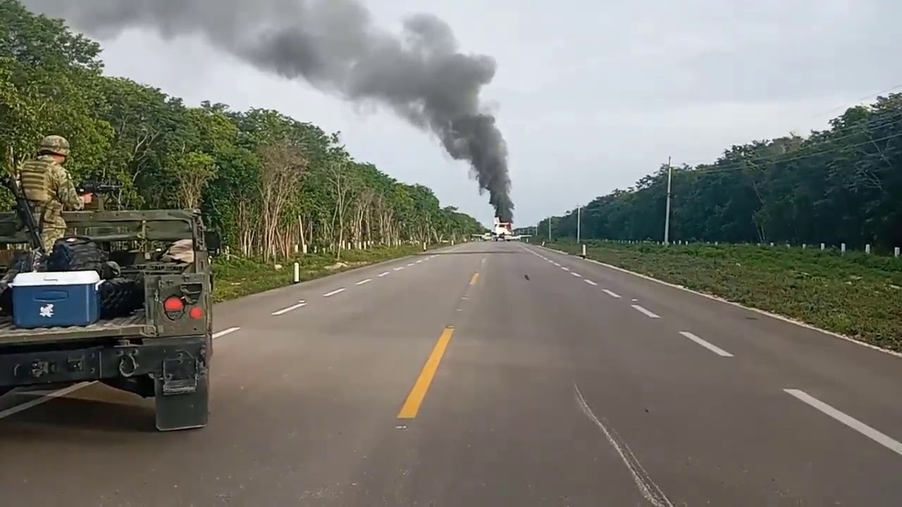  Incendian un ‘narcojet’ en una carretera de México | Video