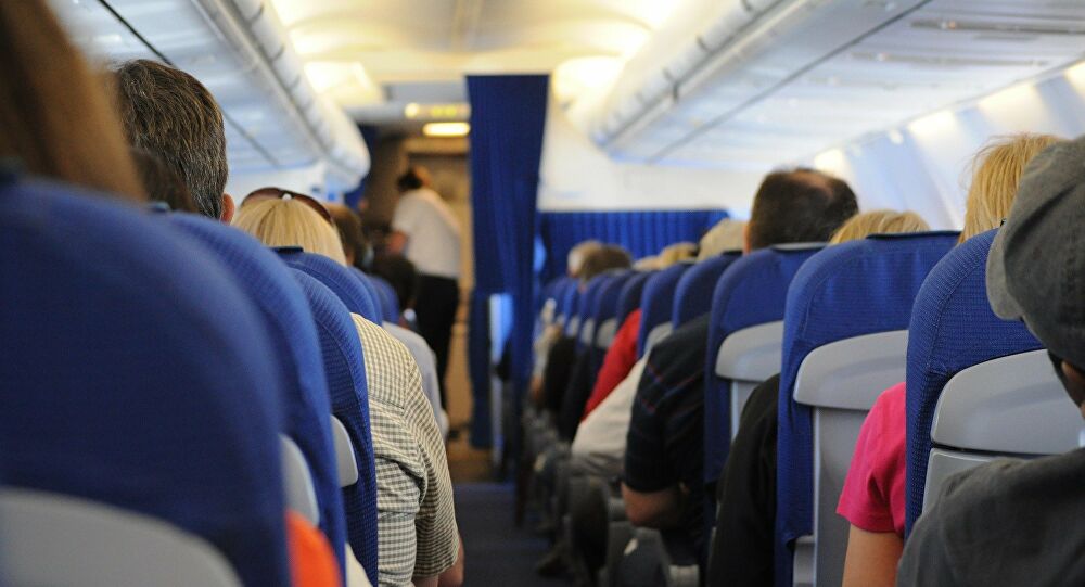  Un hombre con COVID-19 es evacuado de un avión lleno de pasajeros | Video