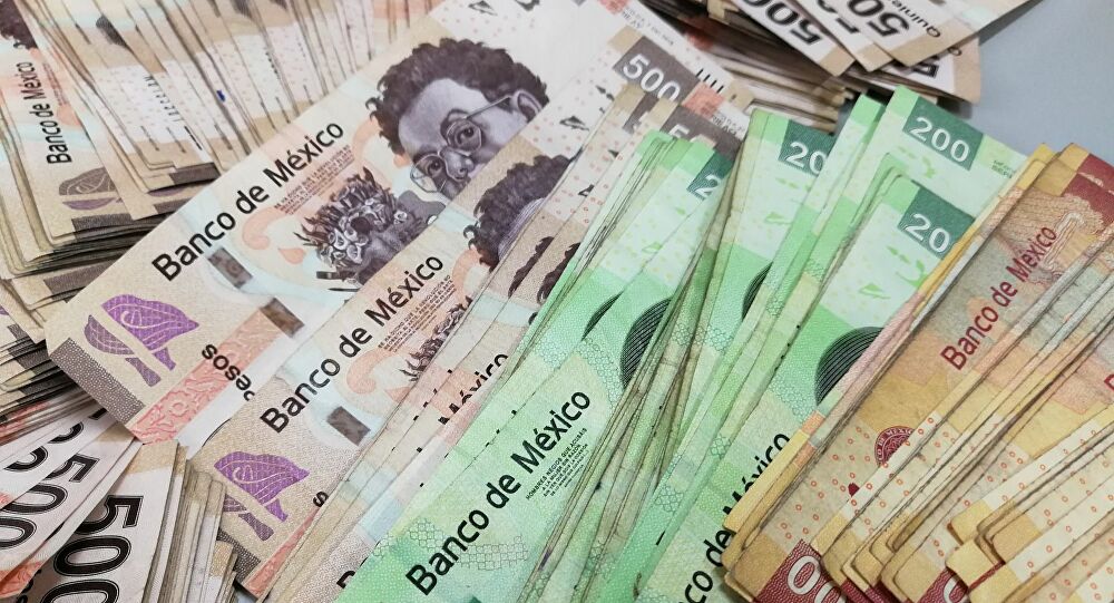  Filtran un vídeo de exfuncionarios del Senado mexicano recibiendo fajos de billetes