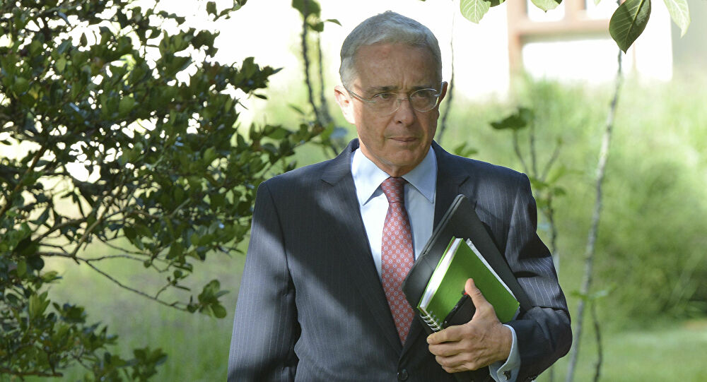 Detrás de la agresiva defensa de Álvaro Uribe, una empresa de EEUU