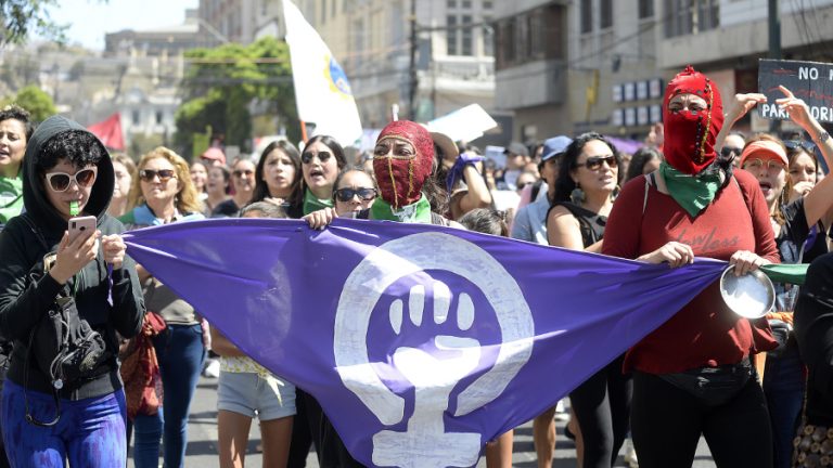  Feministas, escolarizadas, diversas y socialmente activas: ¿quiénes son las mujeres que construyeron el 8M en Chile?