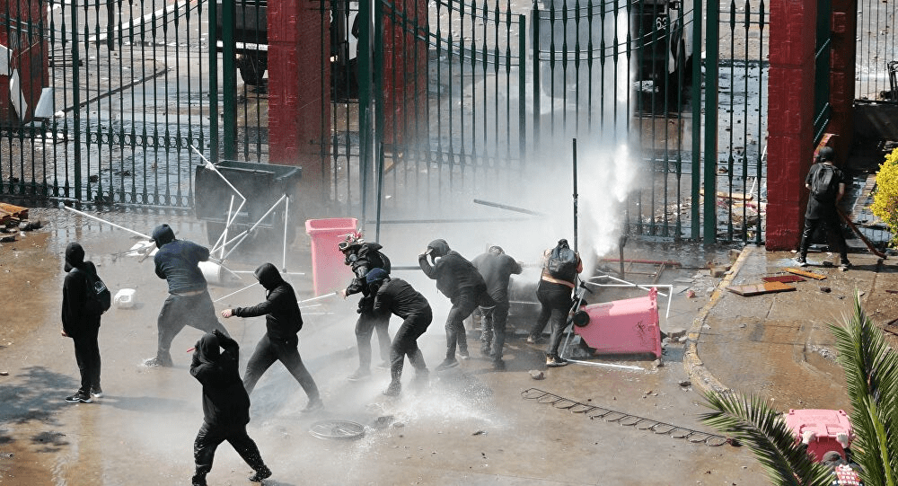 Carabineros reprime marcha de familiares de detenidos desaparecidos en dictadura