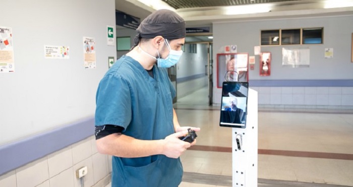  Hospital San Juan de Dios es el único establecimiento en Chile que cuenta con dos robots para reforzar la atención en Pandemia