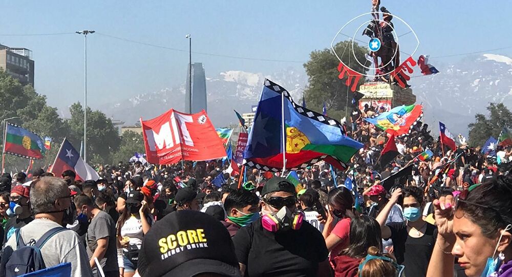  Miles de chilenos se manifiestan conmemorando 1 año del estallido social