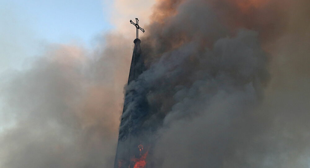  Iglesia termina consumida por incendio tras protesta en Santiago y un funcionario de la Armada es detenido por Carabineros