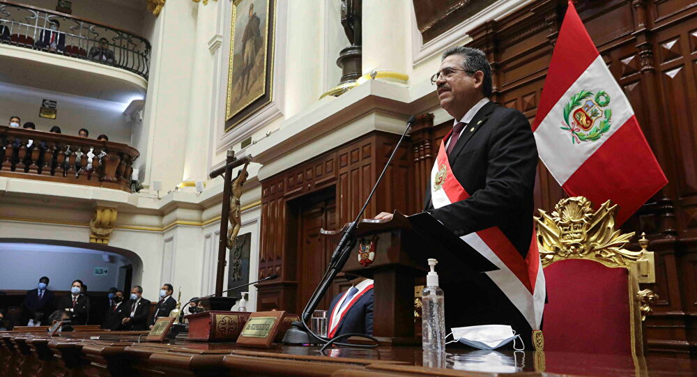 El presidente de Perú renuncia en medio de aguda crisis política y social