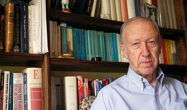 Entrevista a Carlos Huneeus: «El resultado del plebiscito abre un espacio para configurar los dos tercios entre la centro derecha y la centro izquierda que no está por defender el modelo»
