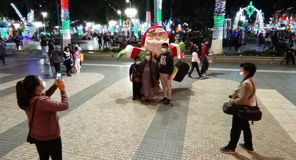 Bolivia se llena de luces festivas, pese al rebrote de COVID-19 | Fotos
