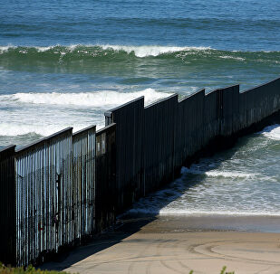 Biden ordena detener construcción de muro y levantar prohibición de viajar a musulmanes