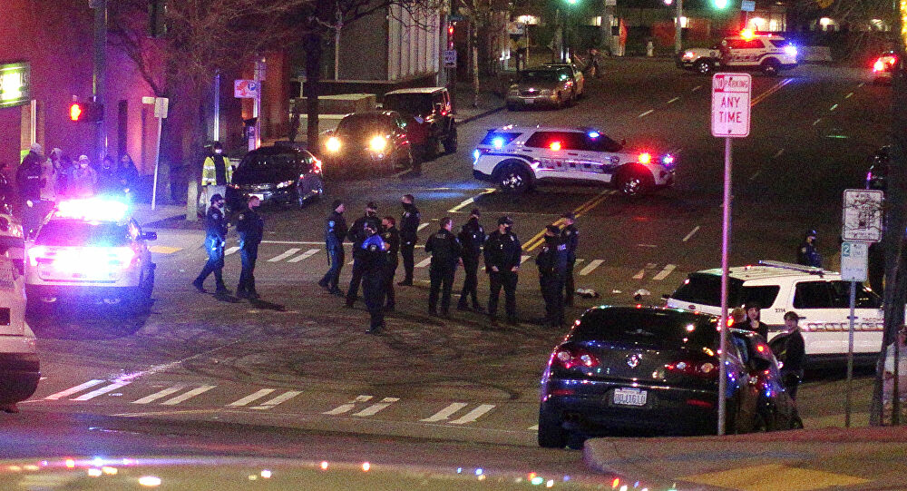  «El GTA de la vida real»: un coche policial arrolla a una multitud que lo rodea en EEUU | Videos