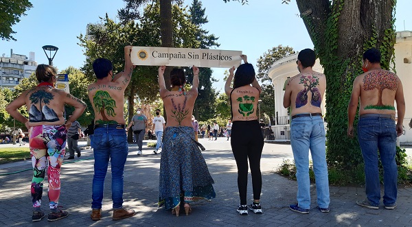 Con cuerpos pintados candidaturas ecologistas impulsan campaña electoral sin plásticos