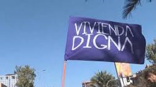  Pobladores de la Toma Dignidad marcharon hasta el Municipio de Peñalolén para exigir una mesa de diálogo ante demanda por vivienda