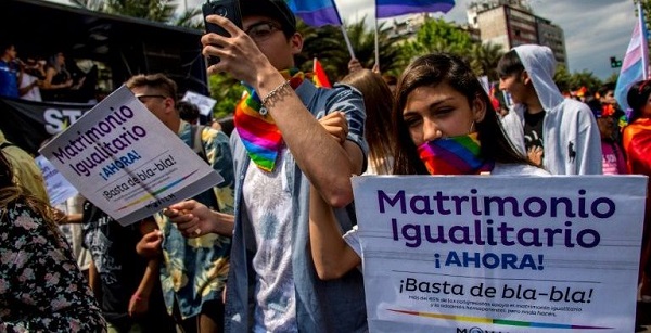  En el Día del Amor «Movilh» lanzó una nueva campaña por el matrimonio igualitario que responde al rechazo del presidente Piñera | Video