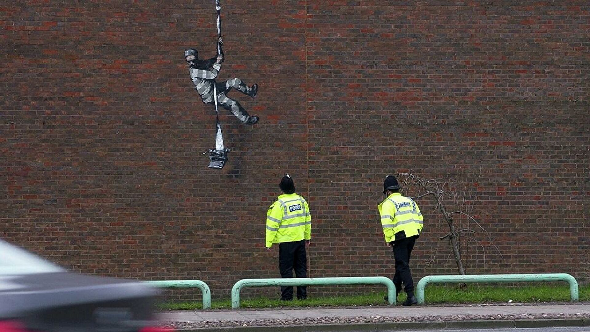  Video: Banksy revela su proceso de creación y admite la autoría del grafiti de la cárcel de Reading