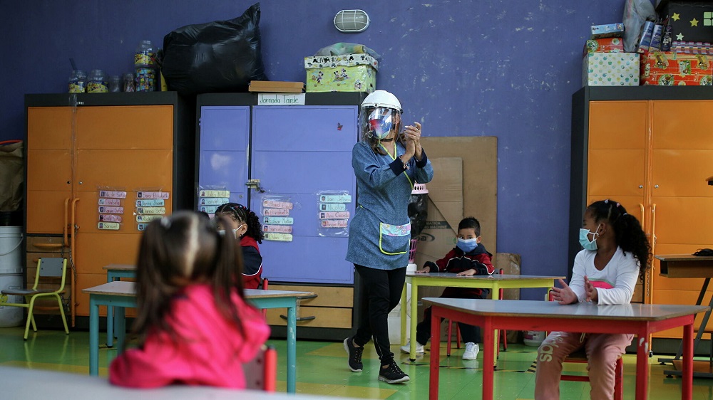 Clases presenciales o en línea: las aulas de 5 países de América Latina en 2021