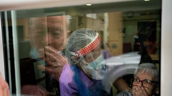  En España un anciano lucha por el amor de su vida a pesar del coronavirus y del Alzheimer | Fotos