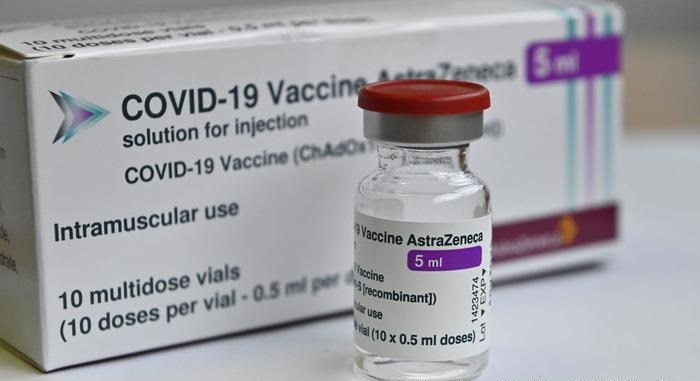  Llegan a Chile 158 mil dosis de vacuna AstraZeneca cuyo estudio en fase 3 lideró la U. de Chile