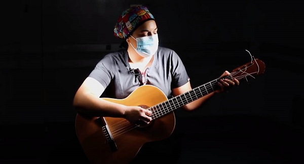  «Décimas para la resistencia en pandemia»: Médica del Hospital Clínico de la U. de Chile creó himno para acompañar a sus compañeros y al personal de la salud | Video