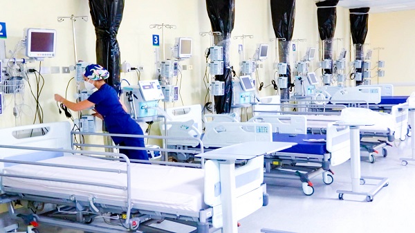 Hospital Clínico de la U. de Chile abre su quinta Unidad de Cuidados Intensivos (UCI) para atención de pacientes con COVID-19