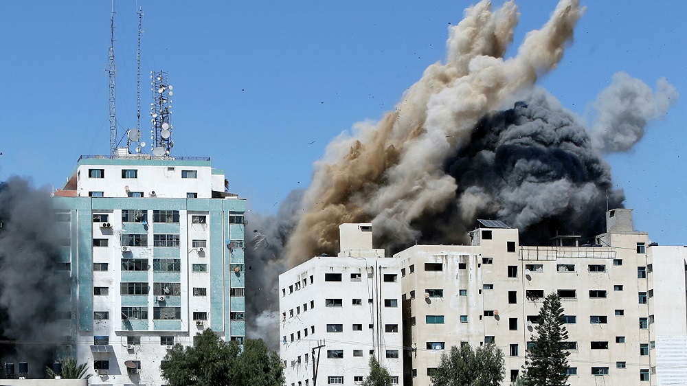  Un ataque israelí destruye un edificio que albergaba las oficinas de los medios extranjeros en Gaza